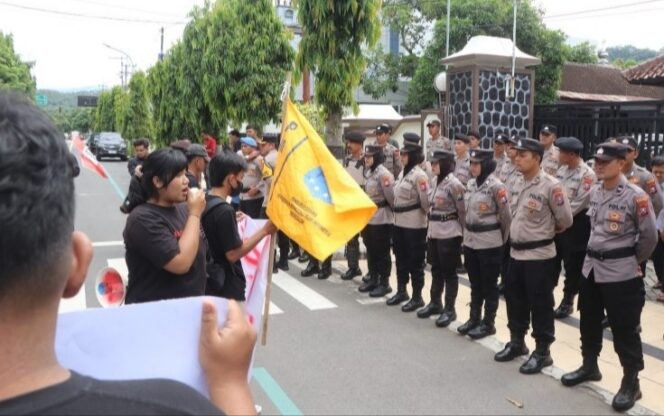 
					Tolak Efisiensi Anggaran, Aliansi Mahasiswa Trenggalek Gelar Aksi Damai di Gedung Dewan