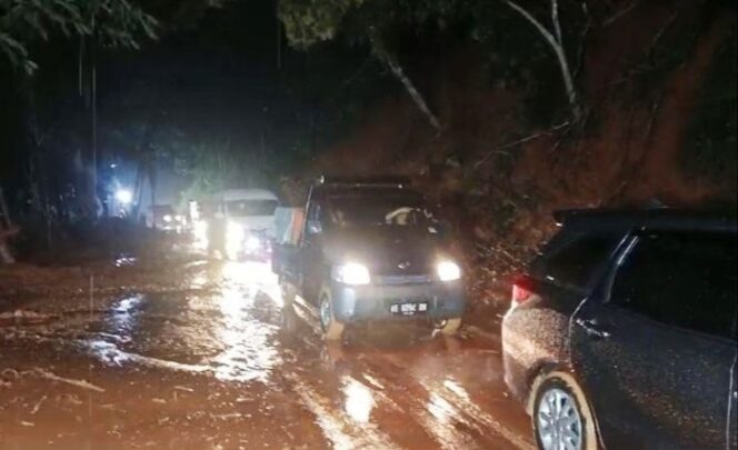 
					Akses Jalur Pacitan – Ponorogo Kembali Bisa Dilalui Usai Tertutup Longsor