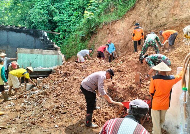 
					Polisi dan TNI Terjun Bantu Warga Bersihkan Material Longsor di Karangtengah