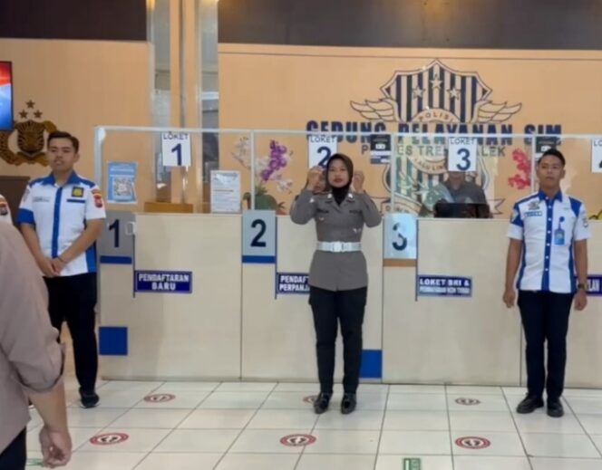 
					Lagu “Indonesia Raya” Diputar Tiap Pagi di Satpas SIM dan Samsat Trenggalek, Petugas dan Pengunjung Wajib Sikap Sempurna