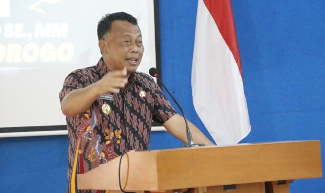
					Bupati Ponorogo Sugiri Sancoko memberikan arahan dalam acara workshop Hari Gizi Nasional ke-65 di Hall Hotel Gajah Mada, Kamis (13/2/2025)/ ponorogo.go.id