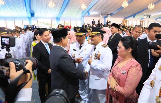 
					Presiden Prabowo memberikan ucapan selamat kepada gubernur dan wakil gubernur Jawa Tengah/ Foto: Zulkarnain