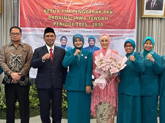 
					Setelah resmi dilantik pada 20 Februari 2025, Ny. Hj. Nawal Arafah Yasin, M.S.I., Ketua Tim Penggerak PKK dan Ketua Tim Pembina Posyandu Provinsi Jawa Tengah, menyatakan kesiapannya untuk segera menjalankan program-program prioritas. Dalam pidato serah terima jabatan dengan pejabat lama, Ny. Shinta Dewi Sudjana, di Anjungan Jawa Tengah TMII, Jumat malam (20/2/2025)/ Foto: Reynald