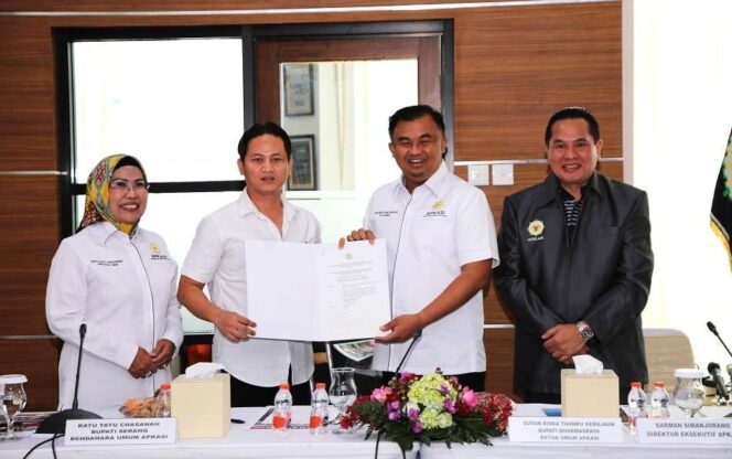 
					Bupati Trenggalek Mochamad Nur Arifin (kedua dari kiri) menerima SK penunjukan sebagai Pjs Ketua Umum Apkasi sisa masa bakti 2021-2026 (Foto: Apkasi)