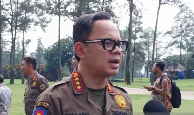 
					Wamendagri saat memberi keterangan kepada wartawan di Kompleks Akmil, Magelang, Sabtu (22/2/2025). (Foto: ANTARA/Heru Suyitno)
