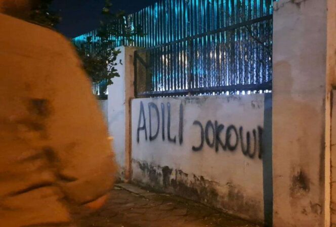 
					Vandalisme berupa tulisan 'Adili Jokowi' muncul di kota Solo dan langsung dihapus Satpol-PP Pemkot Solo. Tanggapan Jokowi menyebut itu sebagai ekspresi.(Foto RRI/Mulato Ishaan)
