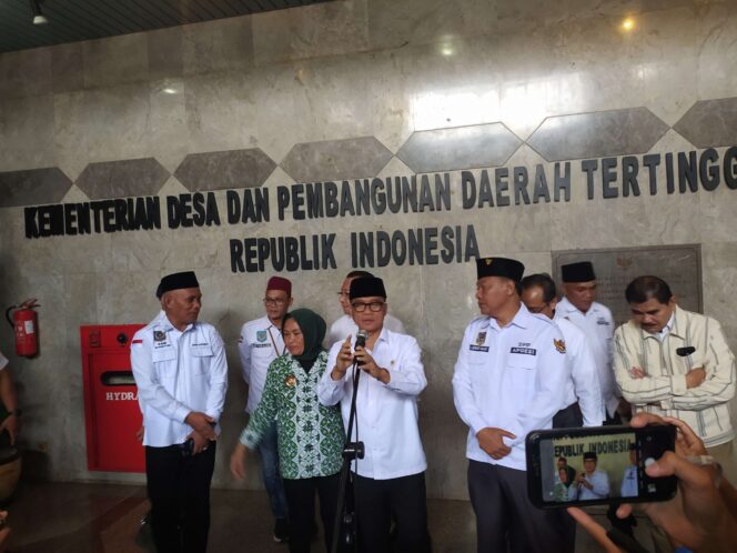 
					Menteri Desa Pembangunan Daerah Tertinggal (Mendes PDT) Yandri Susanto memberikan keterangan pers di Kantor Kemendes Kalibata Jakarta, pada Selasa (11/2/2025). (Foto : RRI)