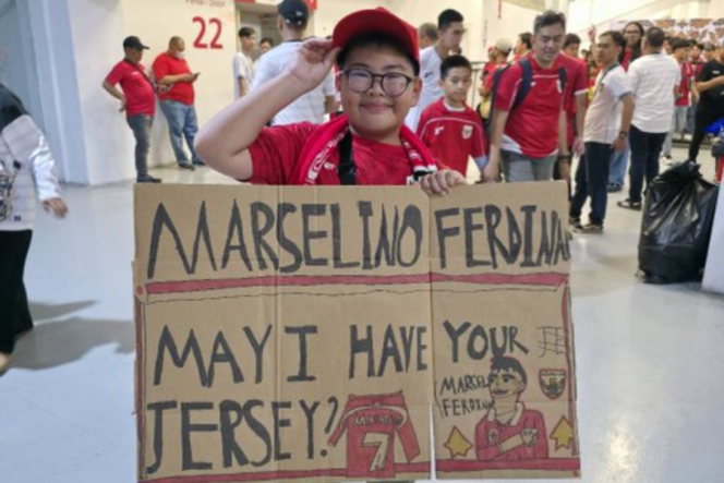 
					Kenneth seorang anak kecil meminta jersey kepada pemain Timnas Garuda, Marcelino Ferdinan./ Foto: Ist. 