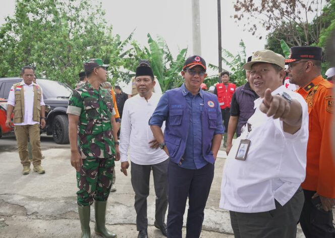 
					Kepala Badan Nasional Penanggulangan Bencana (BNPB), Letjen TNI Dr. Suharyanto S.Sos., M.M., meninjau penanganan darurat banjir di Perumahan Sahara Indah Permai 3, Desa Satria Jaya, Tambun Utara, Kabupaten Bekasi, pada Jumat (7/3/2025)./ Foto: BNPB