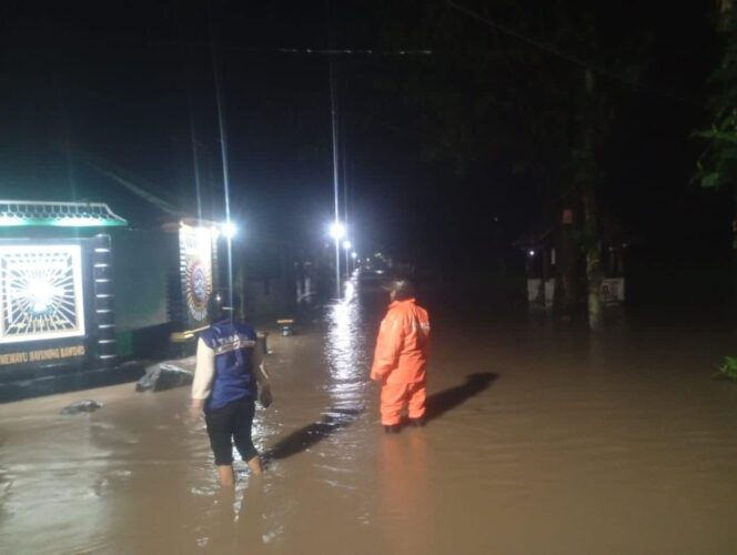 
					Hujan deras dengan intensitas tinggi yang mengguyur Kabupaten Madiun, Jawa Timur, pada Sabtu (15/3) pukul 17.40 WIB, menyebabkan banjir dan tanah longsor yang signifikan./ Foto: BNPB