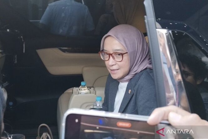 
					Menteri Pendayagunaan Aparatur Negara dan Reformasi Birokrasi (PANRB), Rini Widyantini, mengumumkan penyesuaian jadwal pengangkatan calon pegawai negeri sipil (CPNS) menjadi Oktober 2025./ Foto: antaranews.com