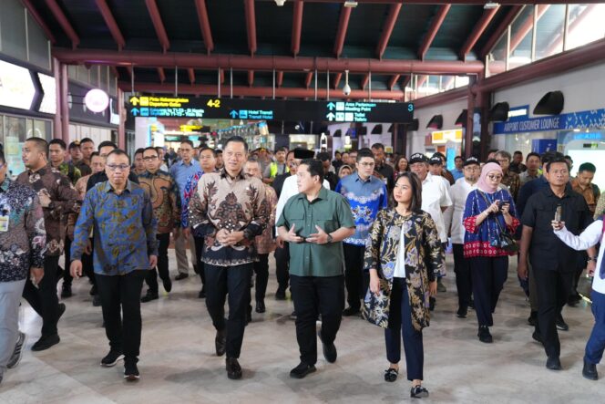 
					Menyambut mudik Lebaran 1446 H, Menteri Koordinator Bidang Infrastruktur & Pembangunan Kewilayahan, Agus Harimurti Yudhoyono, bersama jajaran menteri dan pimpinan sektor transportasi mengumumkan berbagai kebijakan strategis hari ini di Terminal 2 Bandara Soekarno-Hatta (Soetta). (Foto: @AgusYudhoyono)