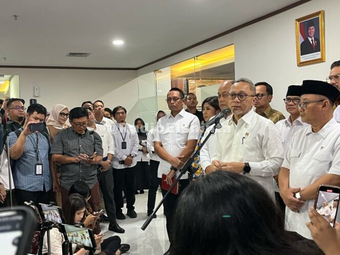 
					Menteri Koordinator Bidang Pangan (Menko Pangan) Zulkifli Hasan, rapat koordinasi dengan Badan Gizi Nasional (BGN) di Jakarta, Senin, 3 Maret 2025./ Foto: irf