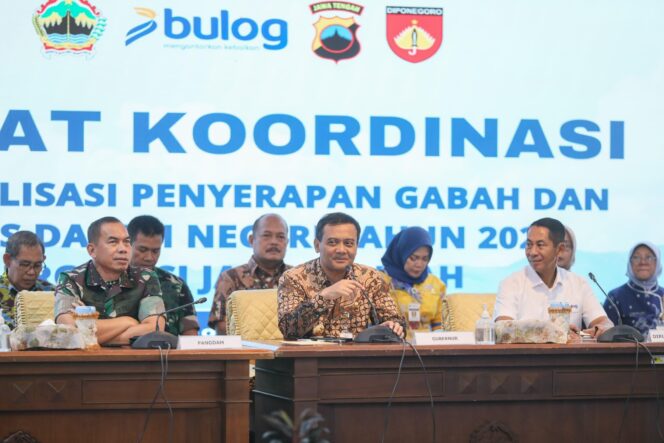 
					Gubernur Luthfi saat rapat koordinasi optimalisasi penyerapan gabah dan beras dalam negeri tahun 2025 Provinsi Jawa Tengah bersama Perum Bulog di Gedung Gradhika Bhakti Praja, Kota Semarang, Jumat (7/3/2025)./ Foto: Zulkarnain