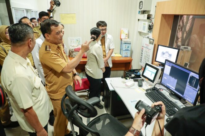 
					Gubernur Jawa Tengah Ahmad Luthfi mendorong peningkatan fasilitas RSUD Dr Moewardi di Surakarta, Senin (10/3/2025)./ Foto: Zulkarnain