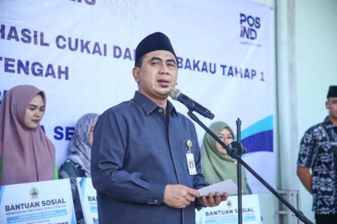 
					Penyerahan simbolis tahap pertama BLT Dana Bagi Hasil Cukai Hasil Tembakau (DBHCHT) tahun 2025 ini berlangsung di PT. Meta Prima Sejahtera, Semarang, pada Selasa (25/3/2025)./ Foto: Syahidan