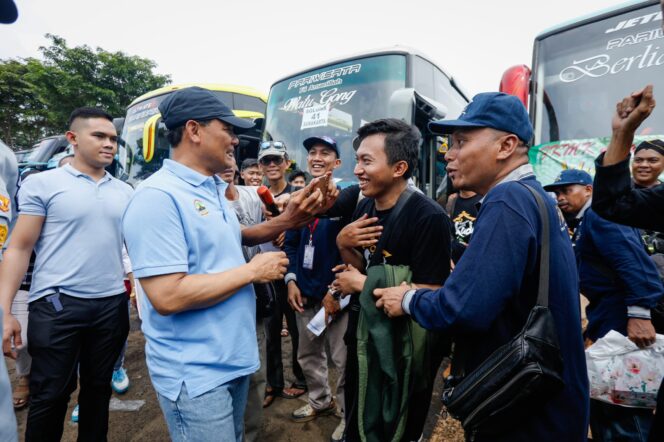 
					Pemerintah Provinsi Jawa Tengah meluncurkan program Mudik-Balik Gratis Angkutan Lebaran 2025, memberangkatkan 14.374 pemudik menggunakan 289 armada bus dan kereta api. Acara pelepasan digelar di Jakarta pada Rabu (26/3/2025)/ Foto: Zulkarnain