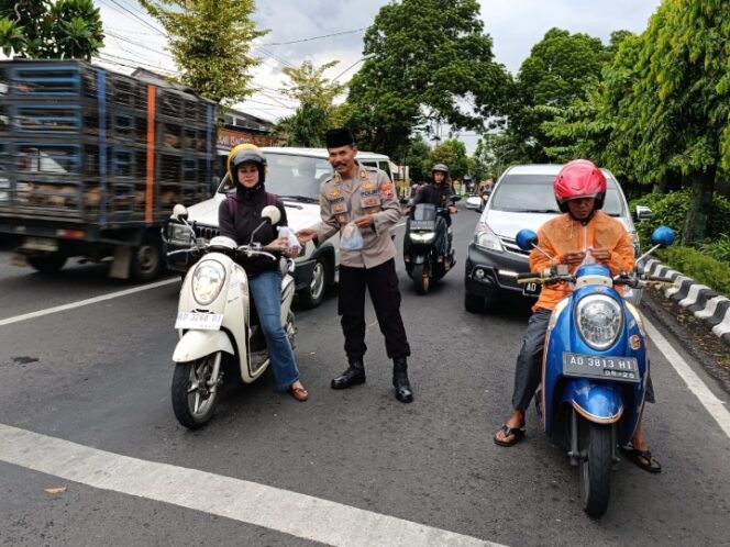 
					Berburu Pahala di Bulan Ramadhan, Polsek Wonogiri Kota Berbagi Takjil ke Pengendara