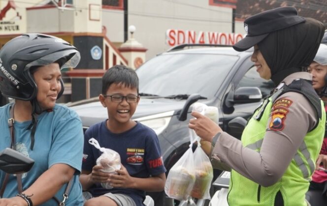
					Warga Semringah Sambut Pembagian Takjil Gratis dari Polres Wonogiri