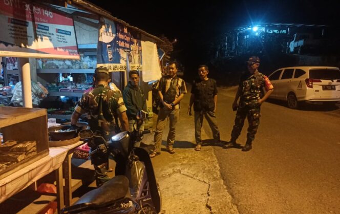 
					Pastikan Wilayahnya Aman Saat Ramadhan, Babinsa di Karangtengah Wonogiri Gelar Patroli
