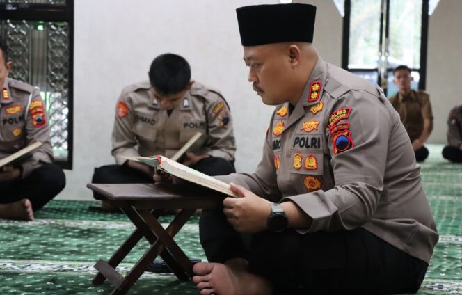 
					Berburu Pahala, Kapolres Wonogiri Ikuti Tadarus Al Quran di Masjid Al Maruf