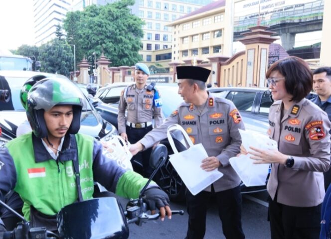 
					Serentak di Seluruh Indonesia, Polri dan Media Berbagi Takjil dan Buka Puasa Bersama untuk Perkuat Sinergi