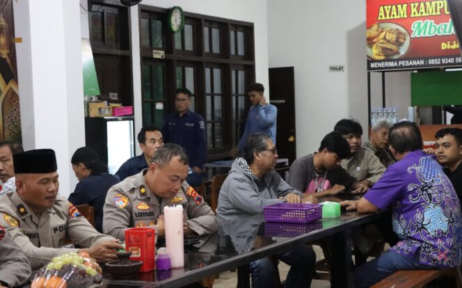 
					Kompak, Kapolres Wonogiri Bareng Wartawan Buka Puasa Bersama