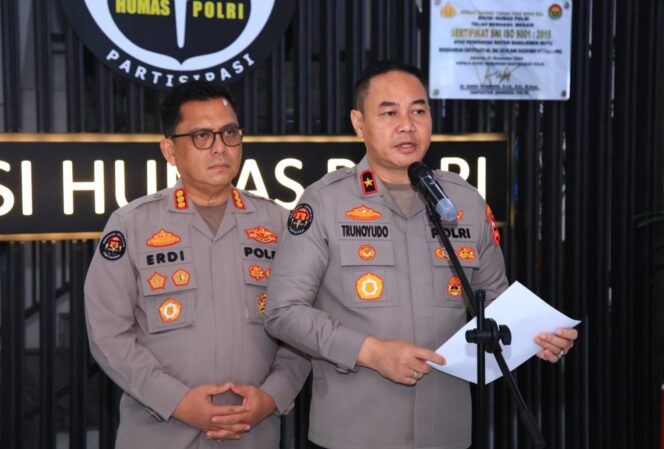 
					Kapolri Berikan KPLB Anumerta kepada Tiga Personel Gugur di Way Kanan Lampung