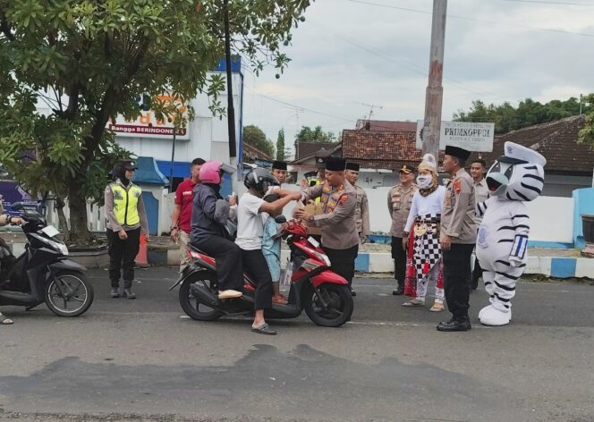 
					Dikira Sedang Ada Razia, Ternyata Polisi di Wonogiri Lagi Berbagi Takjil Gratis