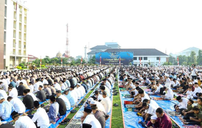 
					Ribuan Umat Muslim Ikuti Salat Idul Fitri di Halaman Mapolda Jateng