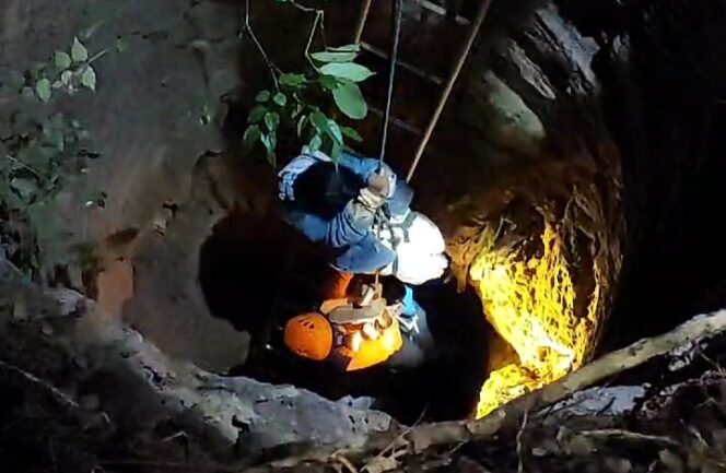 
					SAR Wonogiri evakuasi Indah Cahyani (18) dari sumur 10 m di Baturetno, 19 Maret 2025. Korban luka ringan, operasi sukses pukul 01.38 WIB/ Foto: Ist. (PNN)