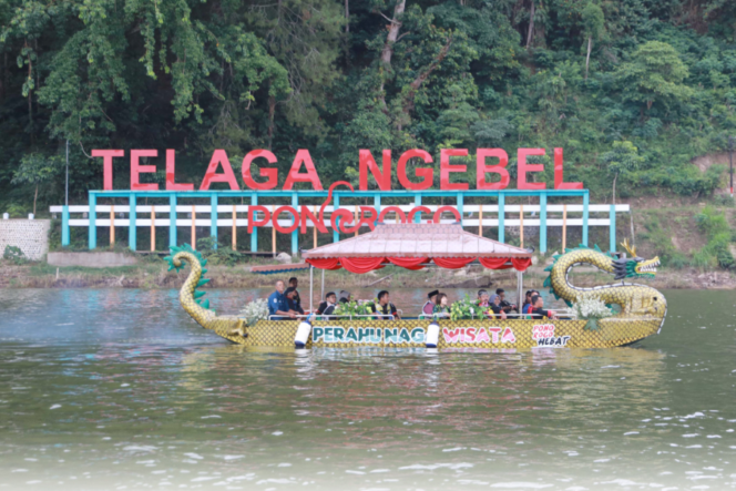 
					Ponorogo siap sambut wisatawan Lebaran 2025 dengan event spektakuler di Telaga Ngebel. Saksikan pertunjukan reog, musik, dan water fountain, Telaga Ngebel Ponorogo/ Foro: Ist. (panselanews.com)