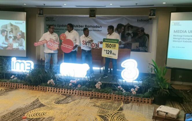 
					Sejumlah pejabat Indosat memperlihatkan produk unggulannya di sela-sela buka puasa bersama dengan awak media di Hotel Harris, Solo, Jateng belum lama ini. (Iskandar/PNN)
