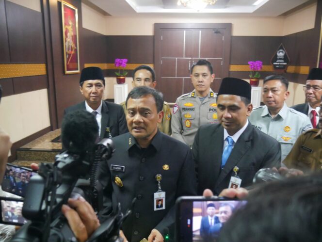 
					Pemerintah Provinsi Jawa Tengah meluncurkan program relaksasi pajak kendaraan bermotor (PKB) dengan menghapus tunggakan nilai pokok pajak dan denda secara penuh, efektif mulai 8 April hingga 30 Juni 2025, di Kantor Gubernur Jateng, Semarang, pada Senin (24/3/2025)/ Foto: Zulkarnain
