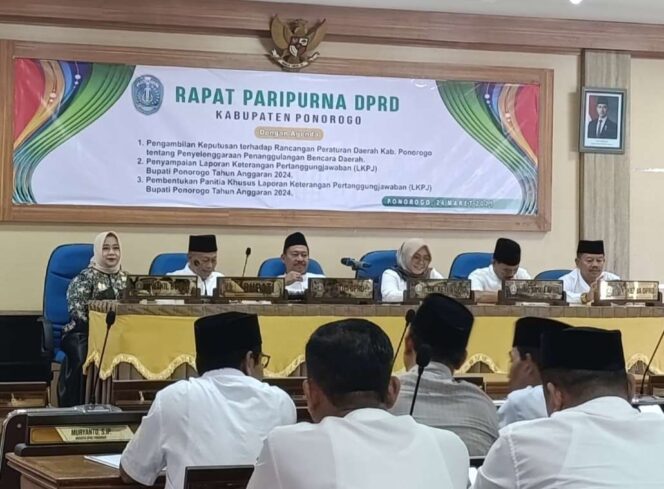 
					Rapat paripurna DPRD Ponorogo pindah ke aula Bappeda Litbang gegara plafon ruang rapat rusak, Senin (24/3/2025). (Foto: RRI/Eka Wulan)