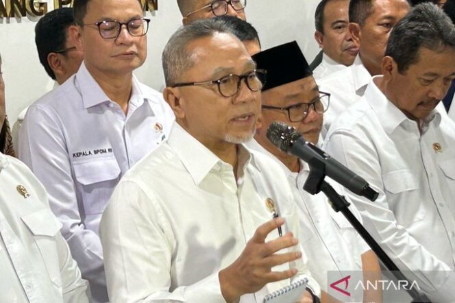 
					Zulkifli Hasan atau Zulhas Menteri Koordinator Bidang Pangan (Menko Pangan) dalam jumpa pers di kantor Kementerian Koordinator Bidang Pangan, Jakarta, Senin (3/3/2025). Foto: Antara
