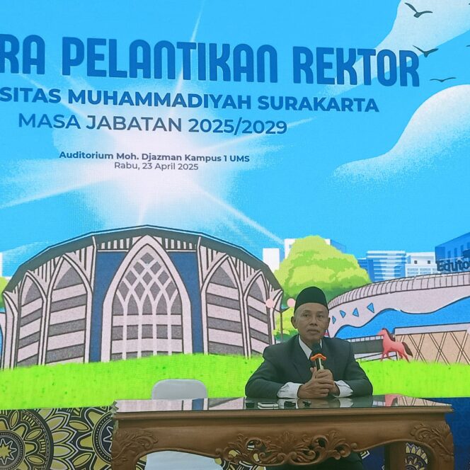 
					Rektor baru UMS, Prof Dr Harun Joko Prayotno MHum menjawab pertanyaan wartawan saat konferensi pers di Auditorium Moh Djazman, Kampus I UMS, Pabelan, Kartasura, Sukoharjo, Jateng, Rabu 23 April 2025. (PNN/Iskandar)
