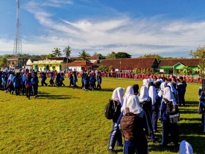 
					Peringatan Hari Pendidikan Nasional (Hardiknas) tahun 2025 terasa begitu meriah di Kecamatan Giritontro, Wonogiri. Senin pagi (28/4), lapangan Kecamatan Giritontro (Foto: Beni/PNN)