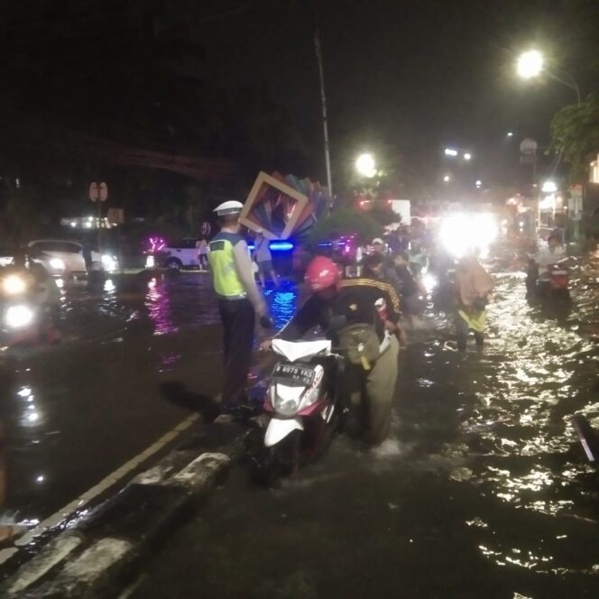 
					Unit Lantas Polsek Ciledug Polres Metro Tangerang Kota, respon adanya kemacetan panjang dampak banjir atau genangan air adanya curah hujan dengan intensitas tinggi dengan melaksanakan pengaturan lalu lintas di Puri Beta Kec. Larangan Kota Tangerang. Minggu, 6/4/2025/ Foto: @Polsekciledug1