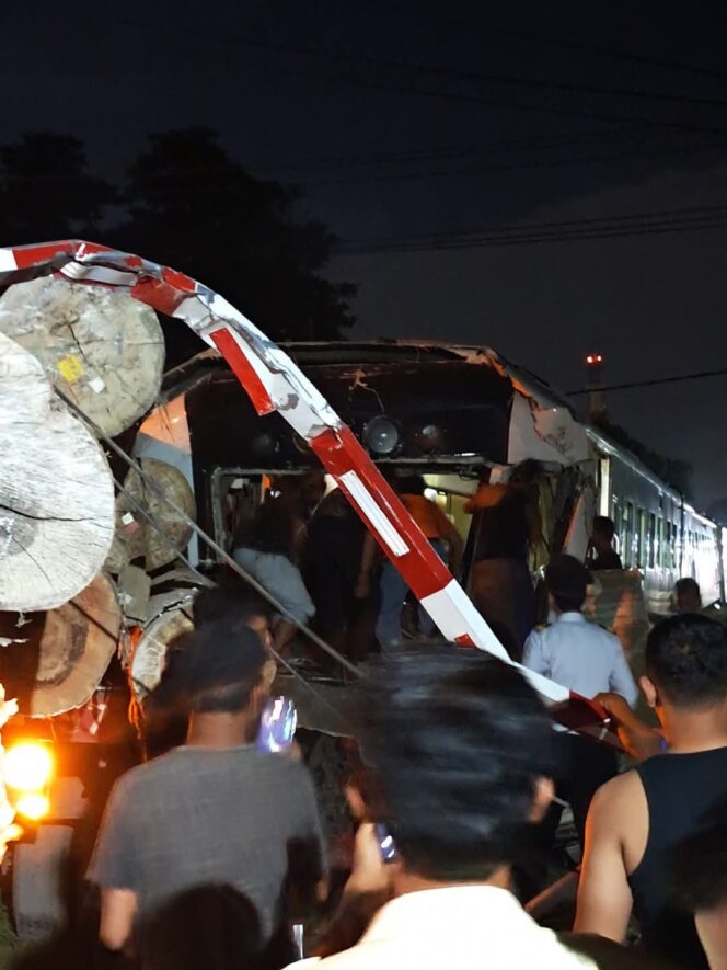
					Telah terjadi lakalantas antara KA Jenggala dengan truk muatan kayu di perlintasan rel sebidang antara Stasiun Indro dengan Kandangan, Gresik, Jawa Timur, Selasa malam ini (08/04/2025)./ Foto: @txttransportasi