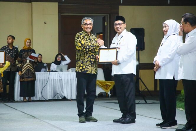 
					Pemerintah Provinsi Jawa Tengah menerima penghargaan dari Komisi Pemberantasan Korupsi (KPK), karena menjadi provinsi dengan nilai Monitoring Center for Prevention (MCP) tertinggi, di Jogja Expo Center (JEC) Bantul, Rabu (19/3/2025). (Foto: jatengprov.go.id)