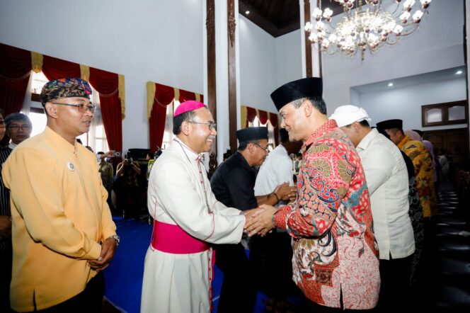 
					Open House yang digelar Gubernur Jawa Tengah Ahmad Luthfi, Wakil Gubernur Taj Yasin Maimoen, dan Sekda Sumarno di Wisma Perdamaian, Kota Semarang, pada Senin, 31 Maret 2025./ Foto: Zulkarnain
