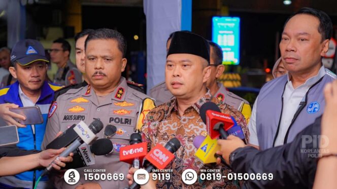 
					Kakorlantas bersama Menhub pantau pergerakan kendaraan di GT Banyumanik Semarang