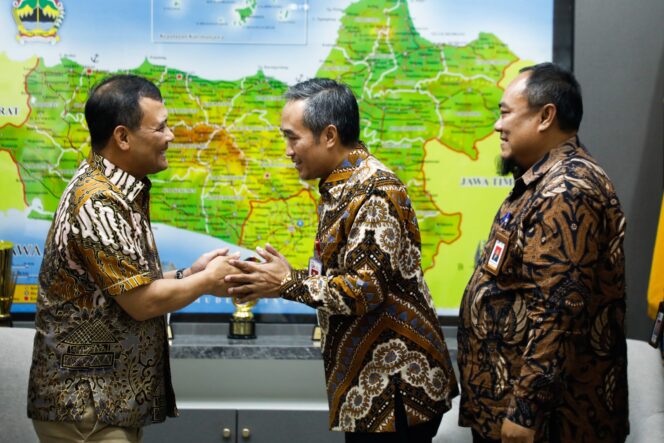 
					Tengah Ahmad Luthfi mendapat dukungan Otoritas Jasa Keuangan (OJK) untuk memperkuat perekonomian dan ketahanan pangan daerah. Dalam audiensi di kantor gubernur, Jumat (11/4/2025) (Foto: Zulkarnain)