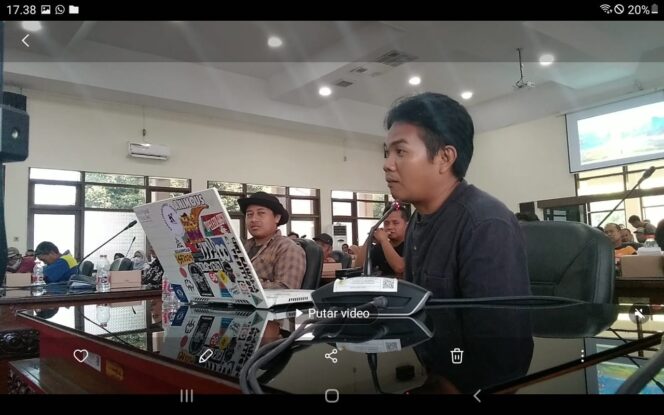 
					Suryo Permen koordinator penyampai Aspirasi Tali Jiwo menyampaikan paparan di Rapat Dengar Pendapat DPRD Wonogiri 14 April 2025 (Foto: Laskar Tali Jiwo)
