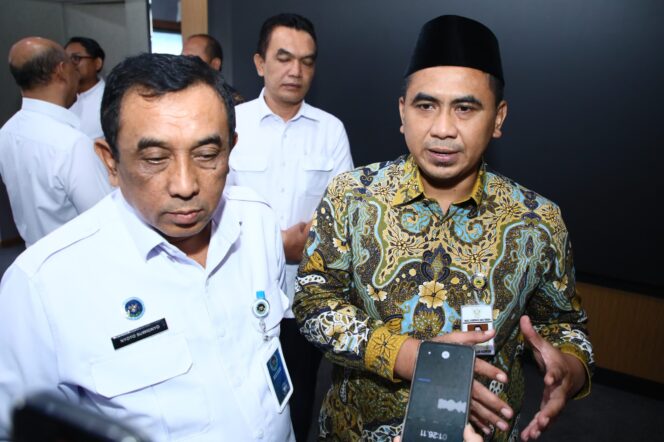 
					Wakil Gubernur Jawa Tengah Taj Yasin mengumumkan rencana pembentukan 105 Satuan Pelayanan Pemenuhan Gizi (SPPG) baru untuk program Makan Bergizi Gratis (MBG). Setiap kabupaten/kota di Jateng akan menyiapkan tiga SPPG, sebagaimana disampaikan usai rapat Pokja MBG dengan Badan Gizi Nasional (BGN) di Jakarta, Senin (14/4/2025) (Foto: Syahidan)
