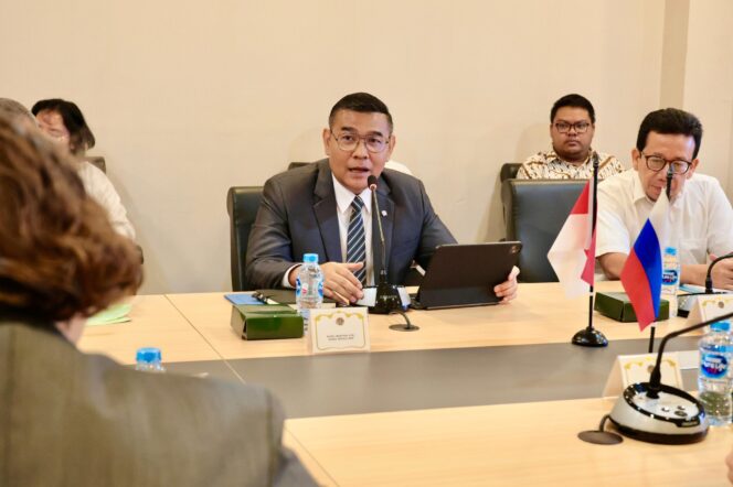 
					Wakil Menteri Agraria dan Tata Ruang/Wakil Kepala Badan Pertanahan Nasional (Wamen ATR/Waka BPN), Ossy Dermawan, mengadakan pertemuan dengan Kepala Bidang Kerjasama pada Direktorat Administratif, Kantor Kepresidenan Federasi Rusia, Oleg Tikk, pada Selasa (15/04/2025) di Kantor Kementerian ATR/BPN, Jakarta (Foto: Biro Hubungan Masyarakat Kementerian Agraria dan Tata Ruang/ Badan Pertanahan Nasional