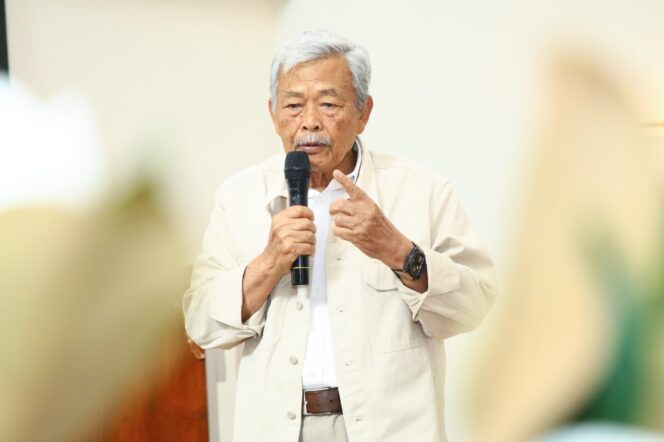 
					Mantan Gubernur Jawa Tengah periode 2008-2013, Bibit Waluyo, memberikan wejangan kepada Wakil Gubernur Jawa Tengah Taj Yasin agar membangun sinergi kuat dengan Gubernur Ahmad Luthfi. Dalam acara Silaturahmi dan Halal Bihalal Rukun Ibu Pertiwi di Rumah Dinas Wagub Jateng, Semarang, Rabu (16/4/2025) (Foto: Syahidan)
