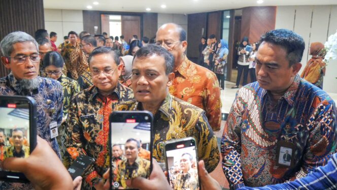 
					Gubernur Jawa Tengah, Ahmad Luthfi memimpin Rapat Umum Pemegang Saham (RUPS) Luar Biasa Bank Jateng di Kantor Pusat Bank Jateng, Jalan Pemuda, Kota Semarang, pada Kamis, 17 April 2025. (Foto: Zulkarnain)