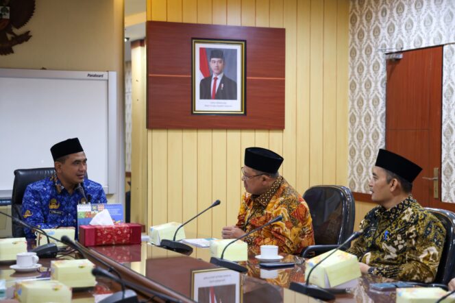 
					Wakil Gubernur Jawa Tengah, Taj Yasin, mengusulkan penambahan ekstrakurikuler keagamaan sebagai pilihan kegiatan di sekolah untuk memperkuat pendidikan agama sejak dini. Usulan ini disampaikan saat menerima kunjungan pimpinan Kantor Wilayah Kementerian Agama (Kanwil Kemenag) Jateng di kantornya, Semarang, pada Kamis, 17 April 2025. (Foto: Syahidan)